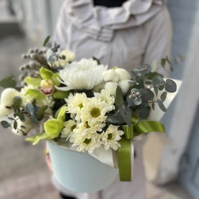 Коробочка цветов с орхидеей и кустовой хризантемой