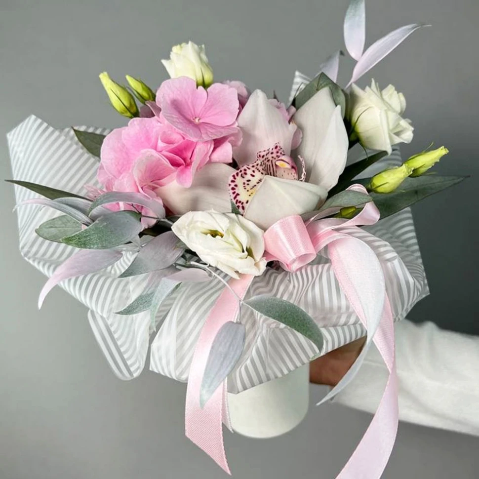 Цветы в стаканчике с орхидеей, эустомой и гортензией