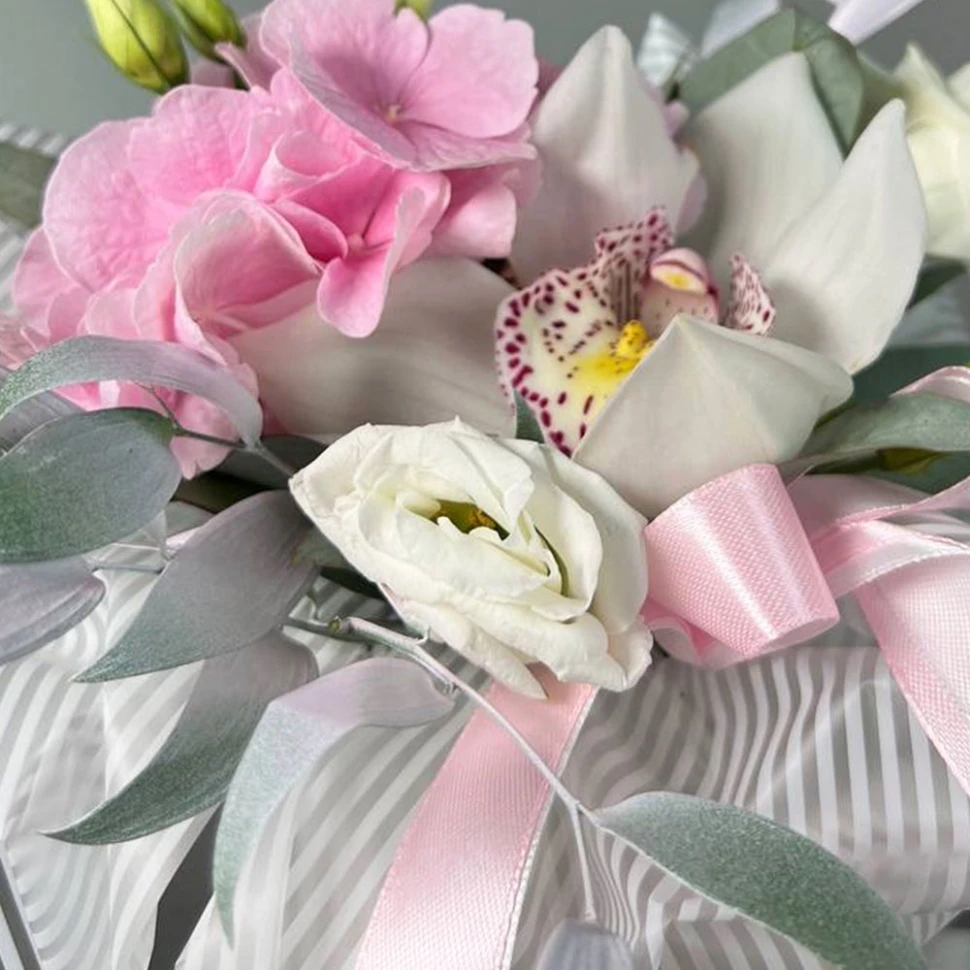 Цветы в стаканчике с орхидеей, эустомой и гортензией