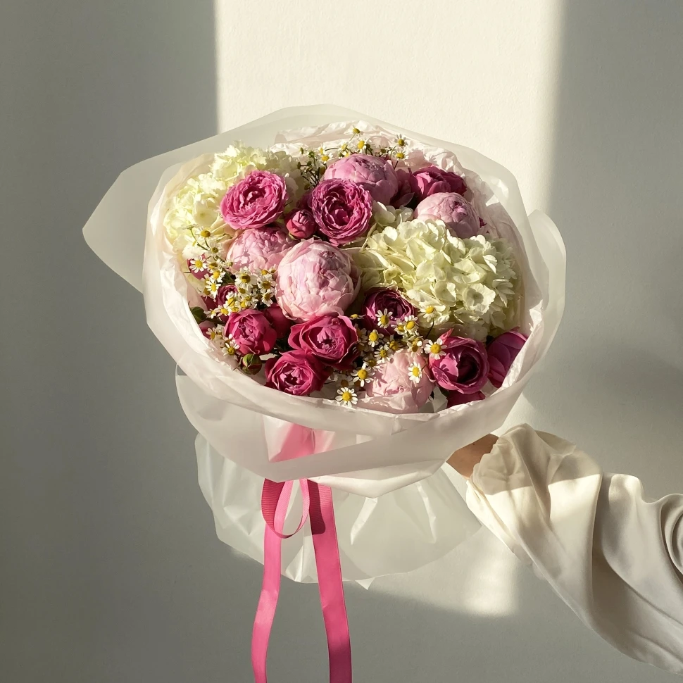 Букет из гортензий, пионов и ромашек