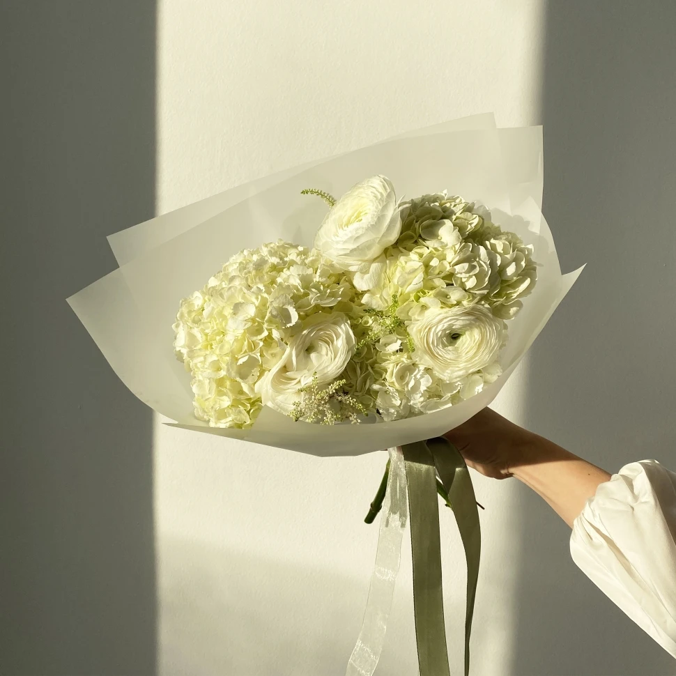 Букет из гортензий, ранункулюсов и астильбы