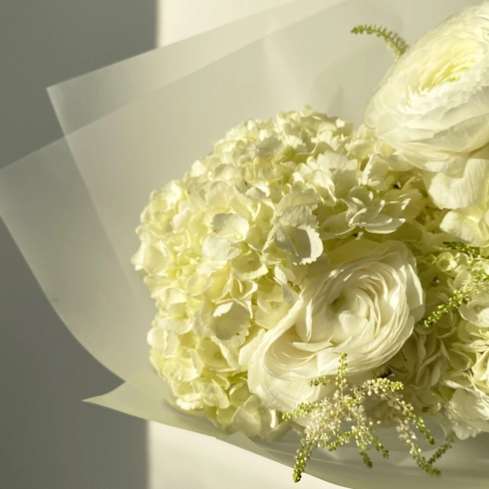 Букет из гортензий, ранункулюсов и астильбы