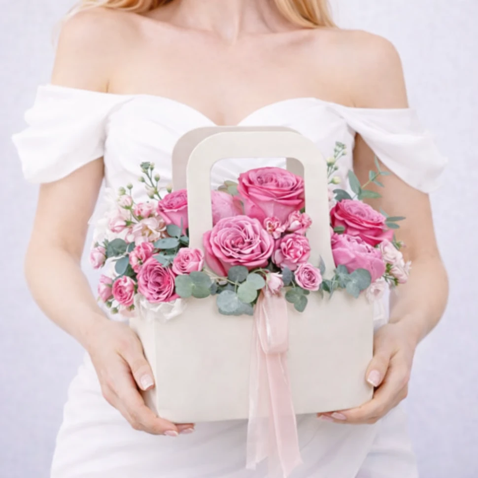 Композиция в сумке с кустовыми розами, пионами