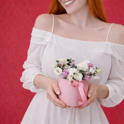 Композиция с ранункулюсом, маттиолой, хризантемой и эустомой