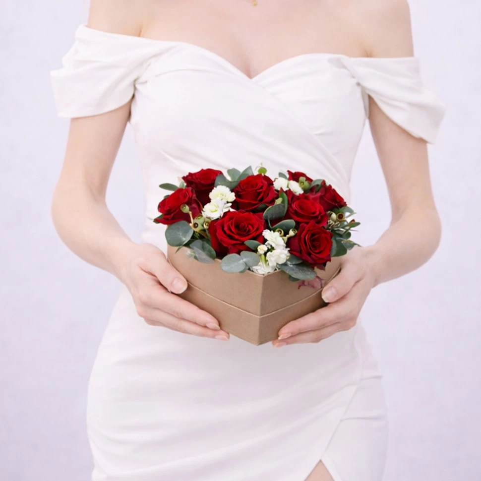 Композиция сердце с розами, маттиолой кустовой и эвкалиптом