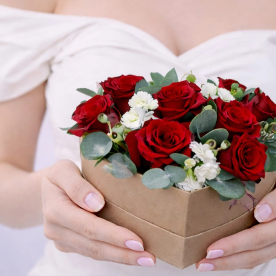 Композиция сердце с розами, маттиолой кустовой и эвкалиптом