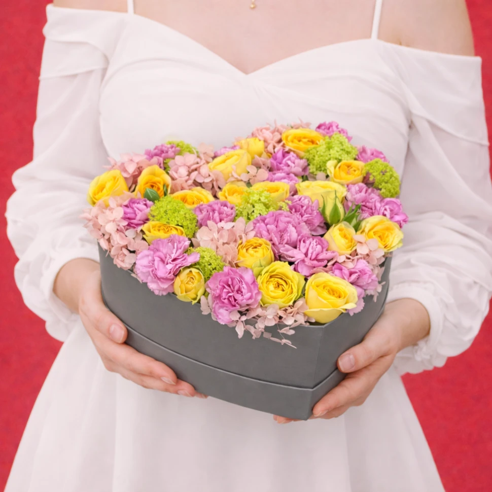 Композиция сердце с розой кустовой, гвоздикой кустовой