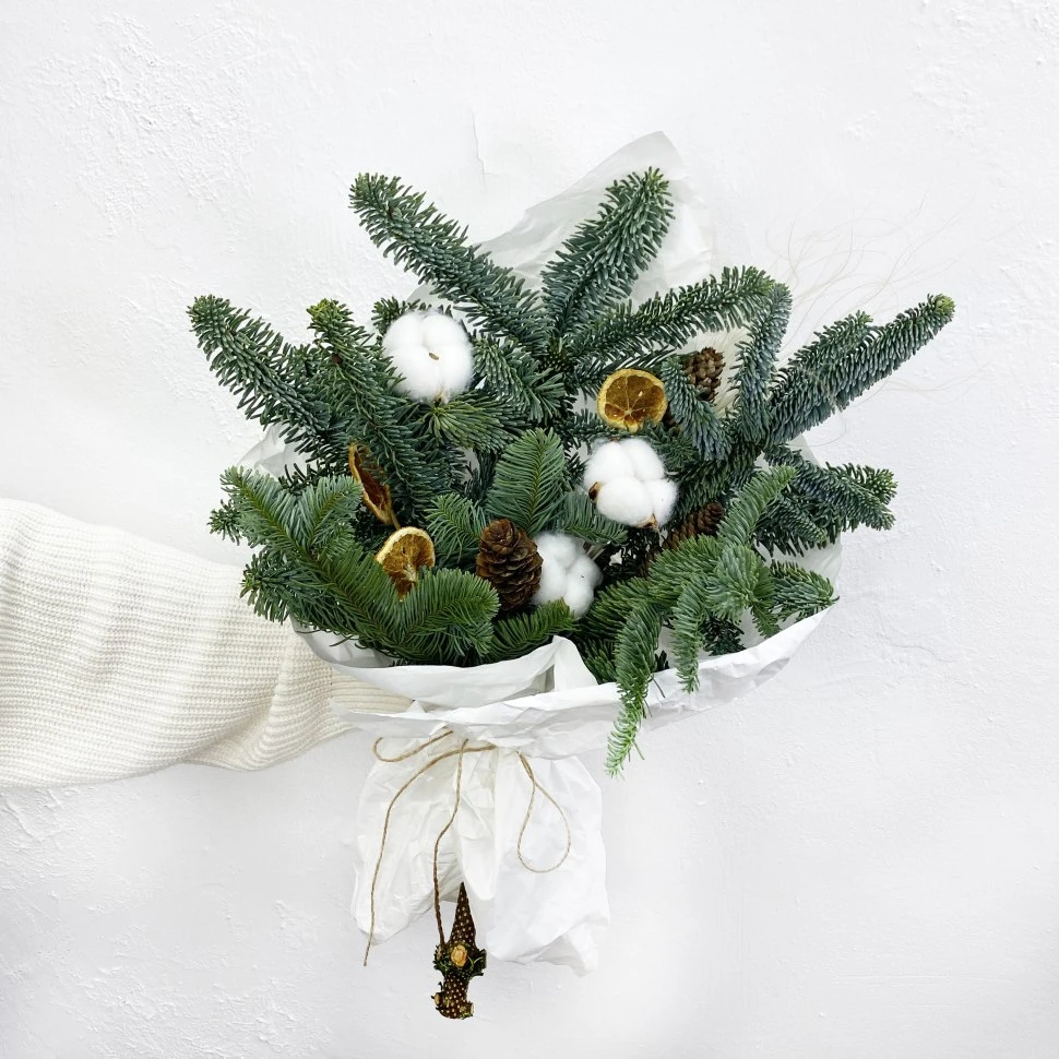 Букет из нобилиса и тематического декора