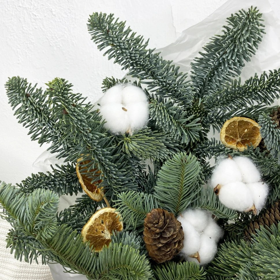 Букет из нобилиса и тематического декора