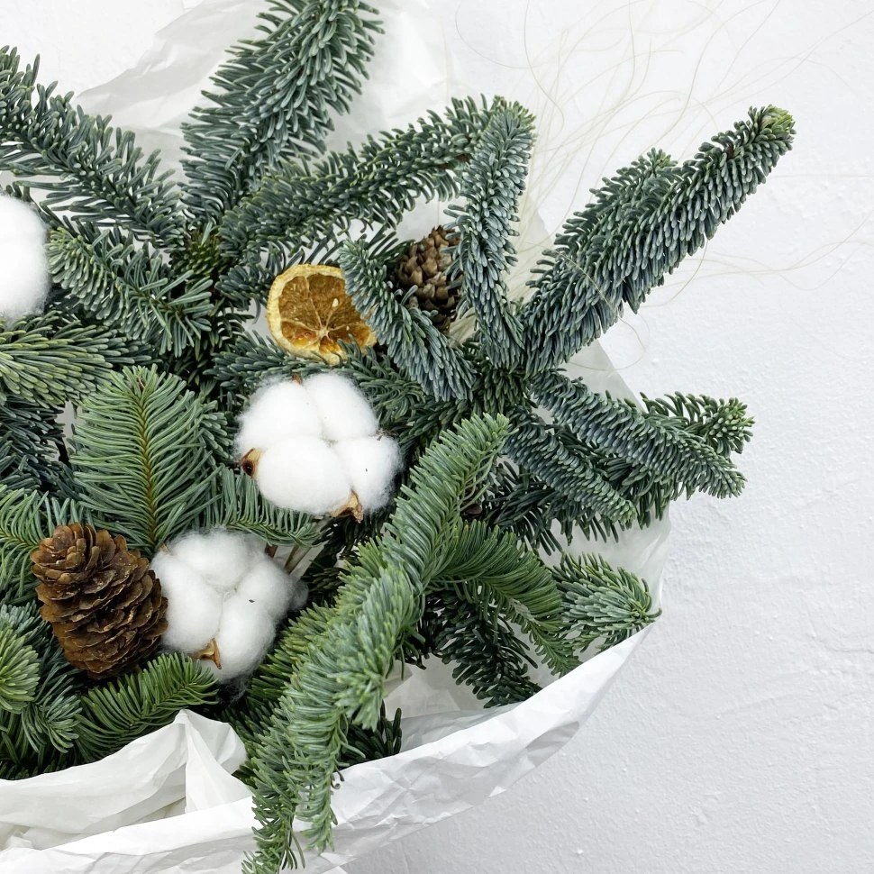 Букет из нобилиса и тематического декора