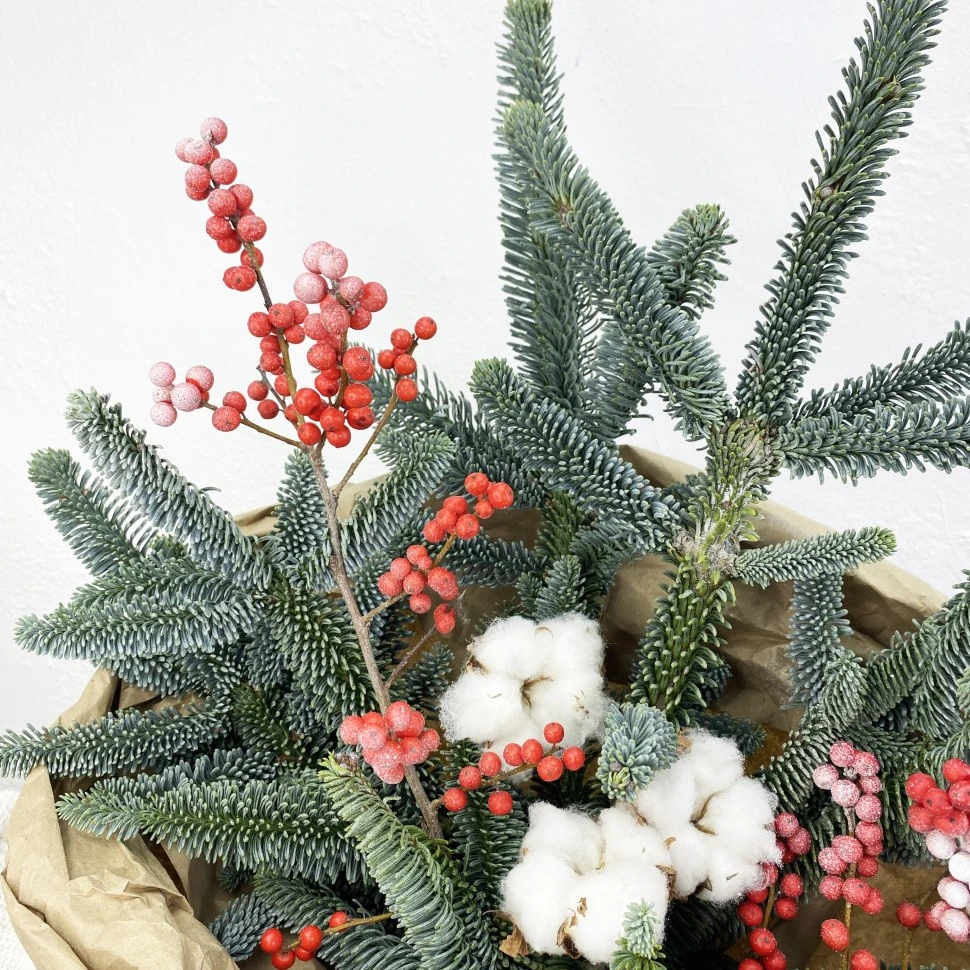 Букет из нобилиса, илекса с хлопком