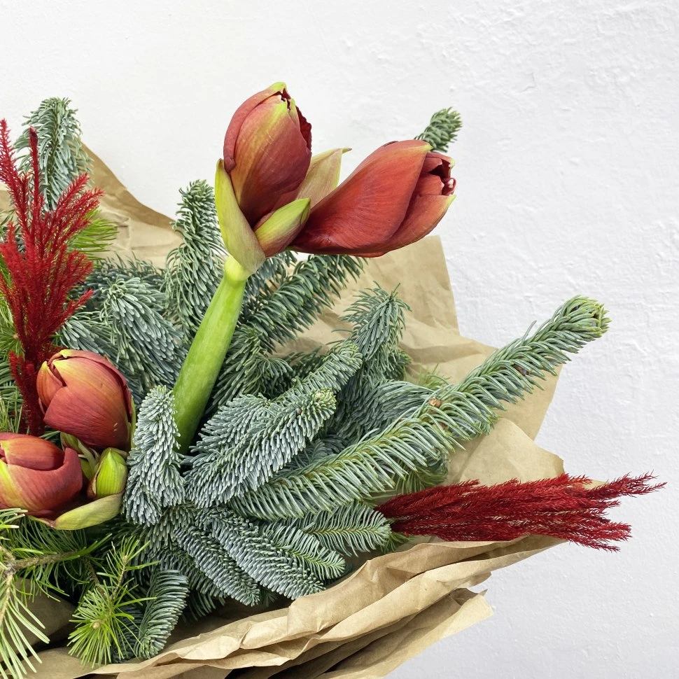 Букет из нобилиса, пихты и амарилисов