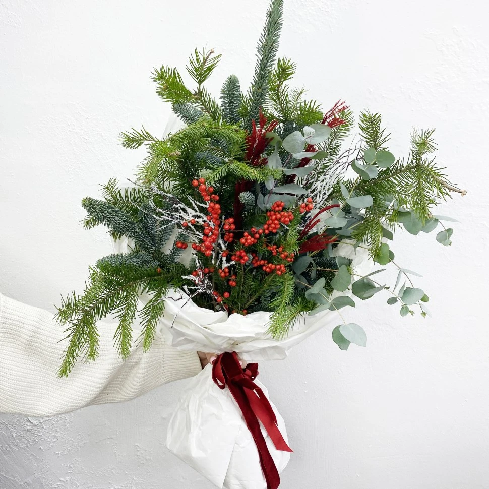Букет с нобилисом, пихтой, илексом и декором
