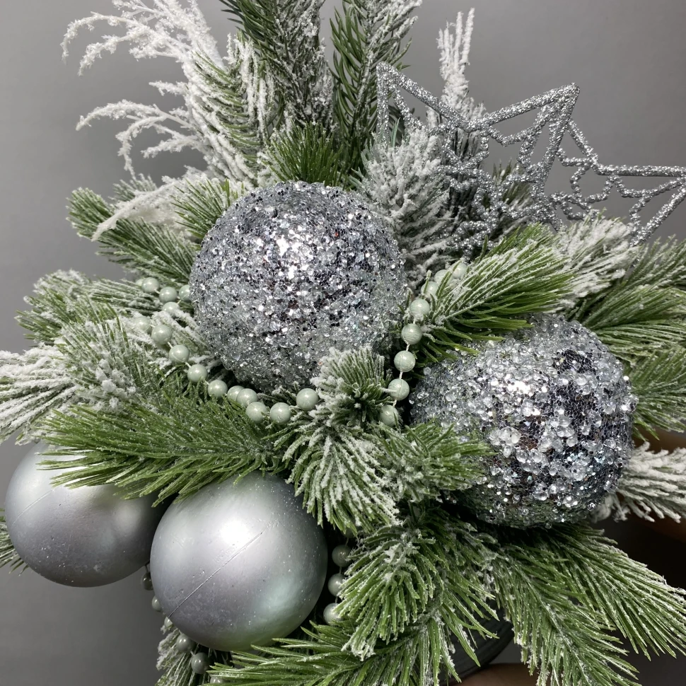 Композиция из искуст. ели с декором и шарами