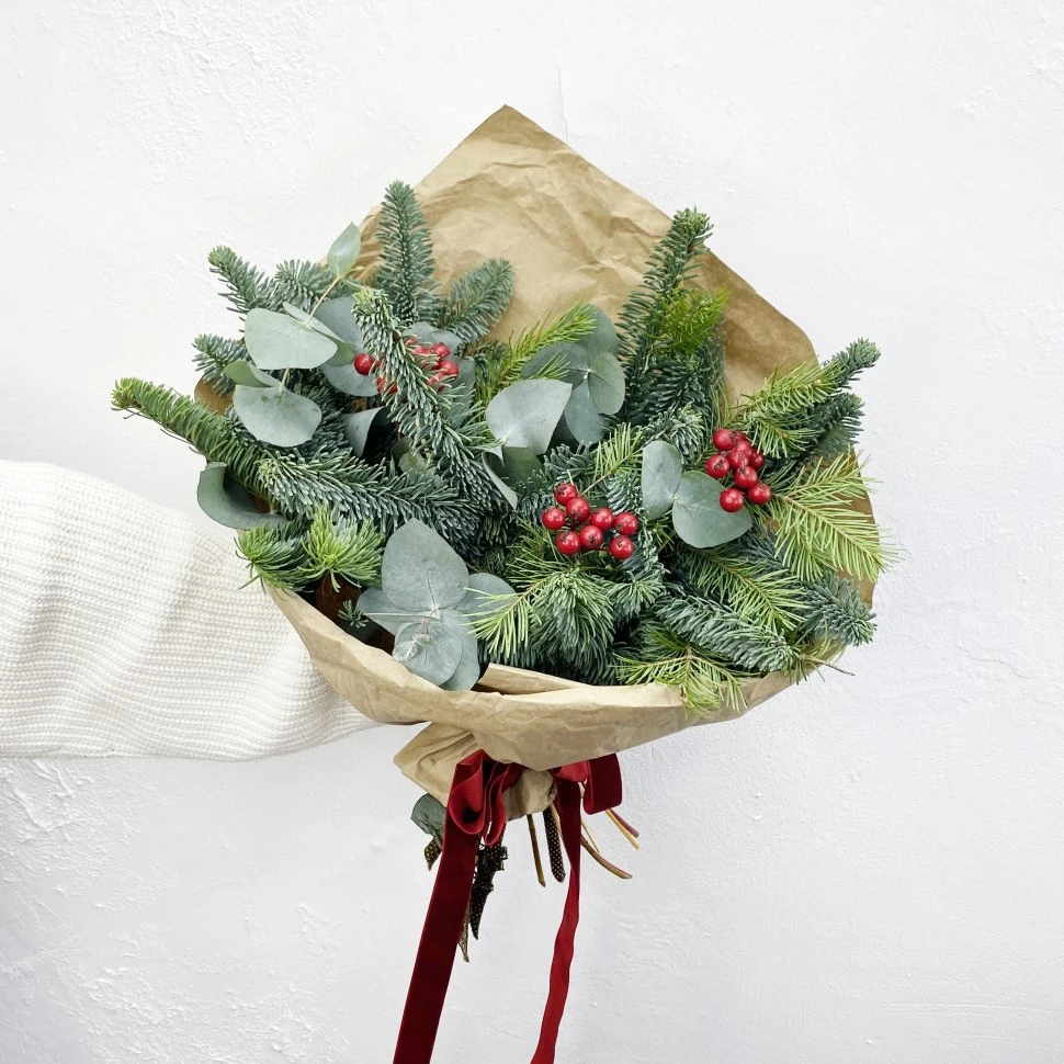 Новогодний букет из нобилиса, пихты и декора