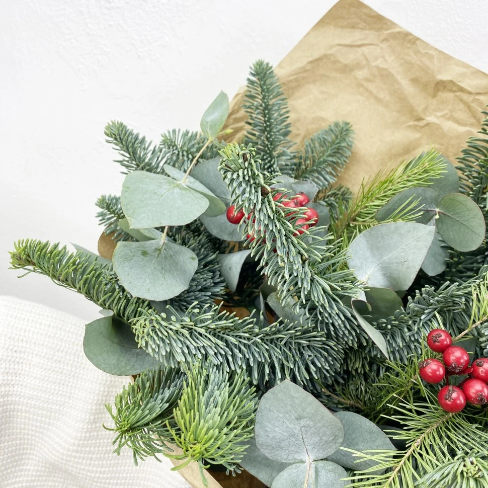 Новогодний букет из нобилиса, пихты и декора