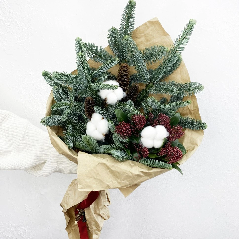 Новогодний букет с нобилисом и скиммией