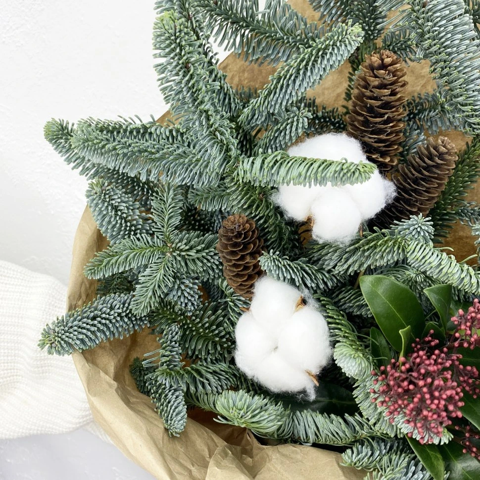 Новогодний букет с нобилисом и скиммией