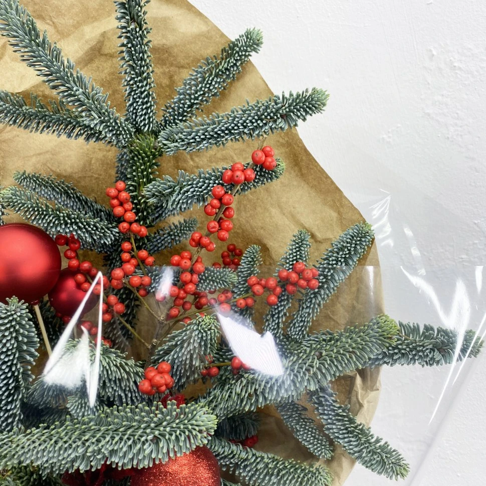 Новогодний букет с нобилисом, илексом и декором