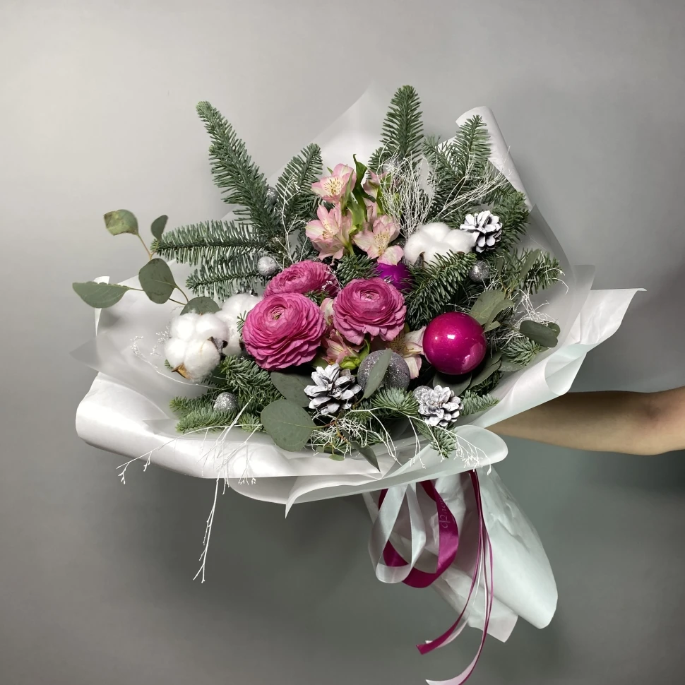 Новогодний букет с нобилисом, шарами и шишками
