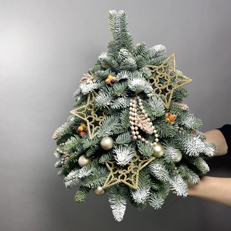 Новогодняя елка из нобилиса с декором "Праздничная светлая"