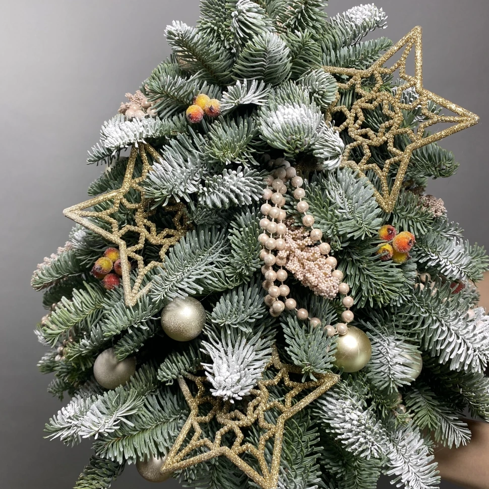Новогодняя елка из нобилиса с декором "Праздничная светлая"