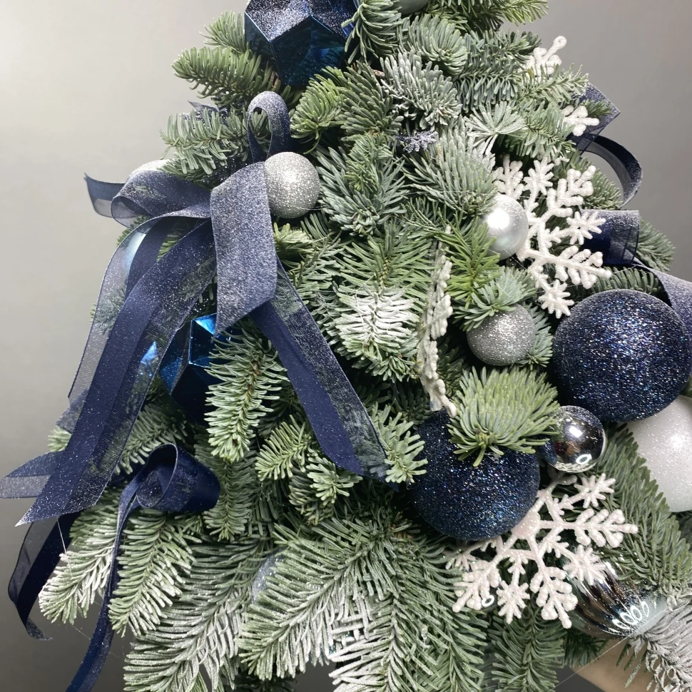 Новогодняя елка из нобилиса с декором "Праздничная синяя"