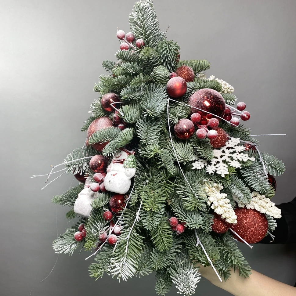 Новогодняя елка из нобилиса с декором "Праздничная"