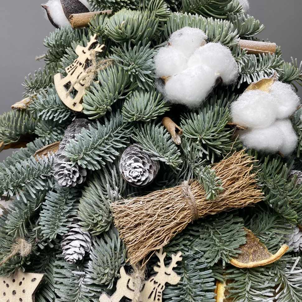 Новогодняя елка из нобилиса с декором "Хлопок"