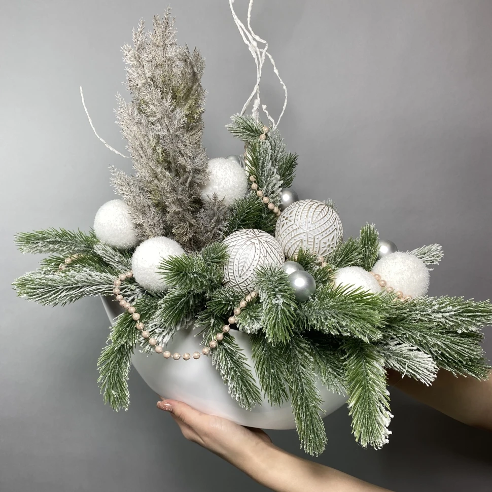 Новогодняя композиция из искуст. ели с шарами и декором