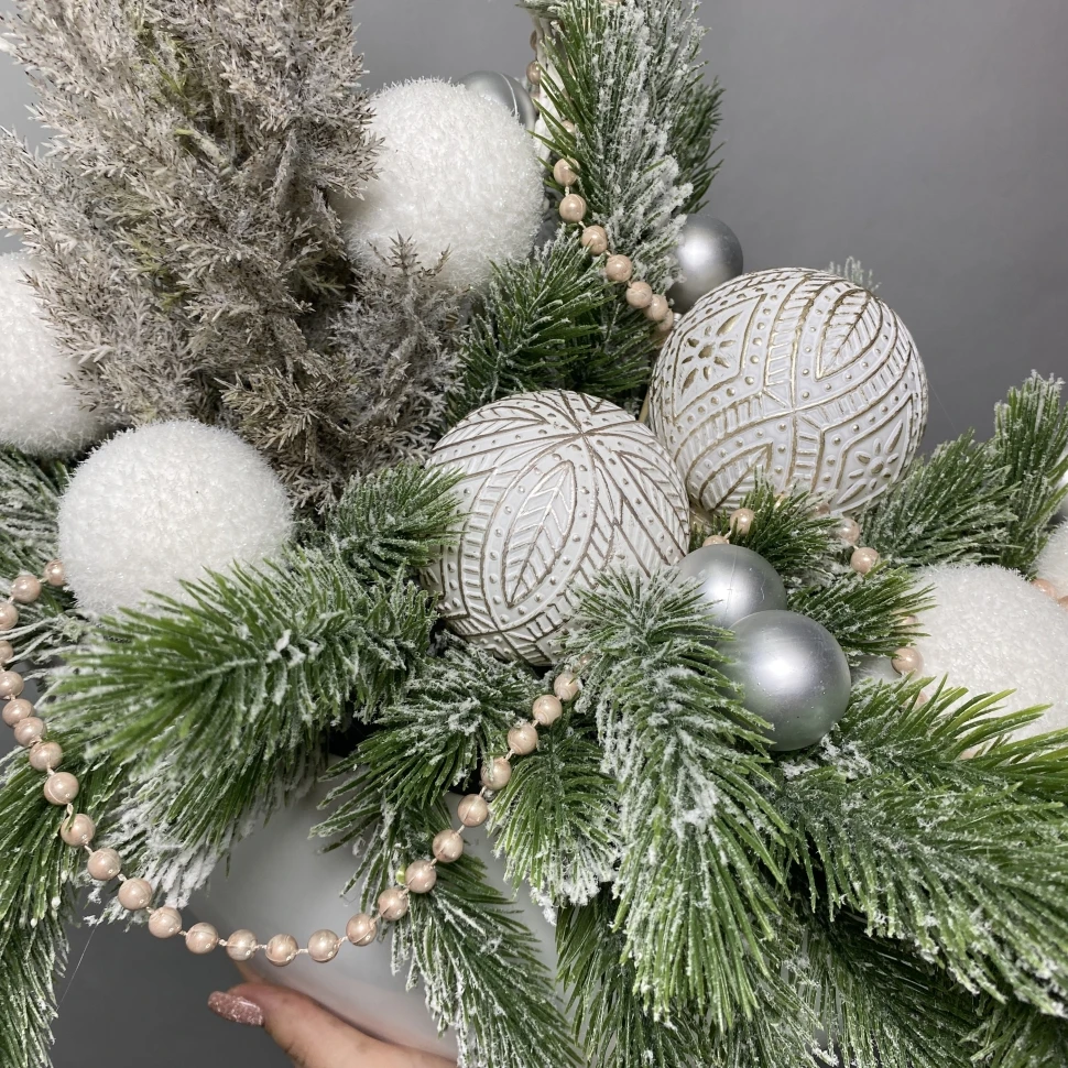 Новогодняя композиция из искуст. ели с шарами и декором