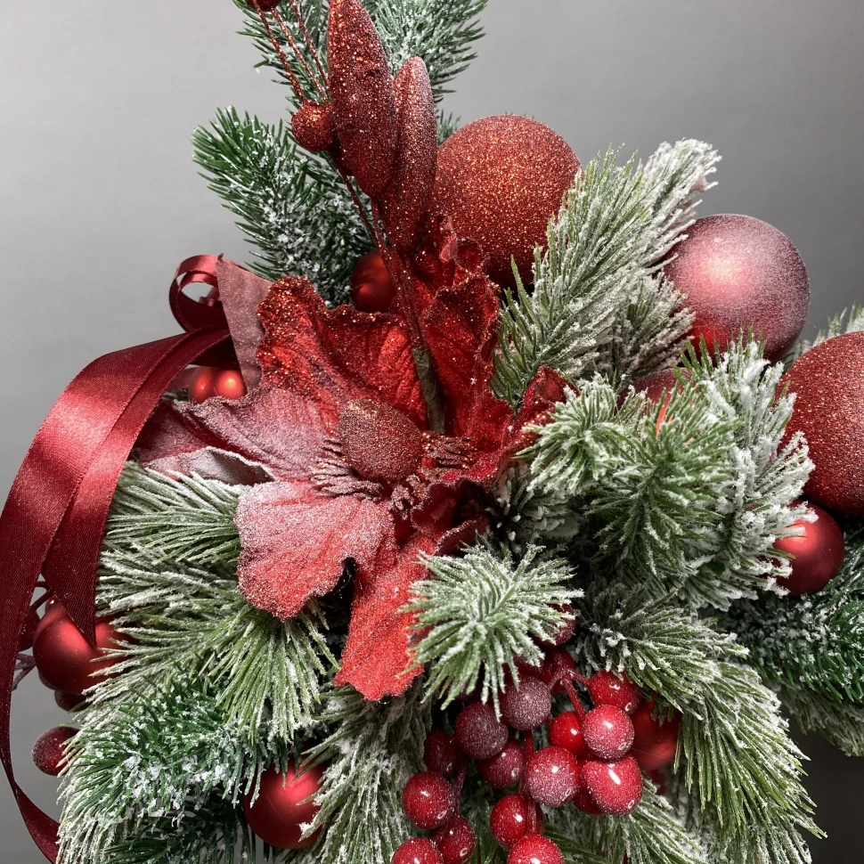 Новогодняя композиция из искуст. ели с шарами и лентой