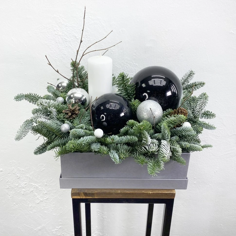 Новогодняя композиция из нобилиса, игрушек и новогодней свечи