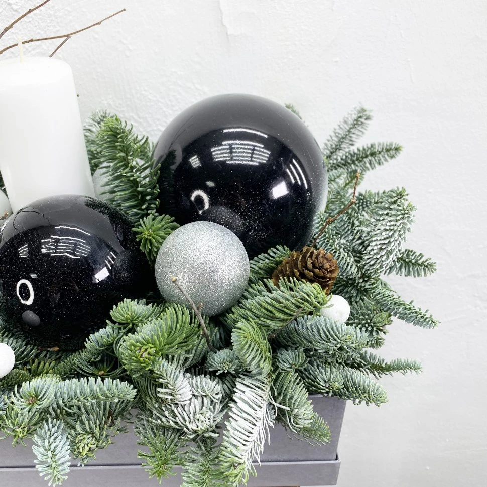 Новогодняя композиция из нобилиса, игрушек и новогодней свечи