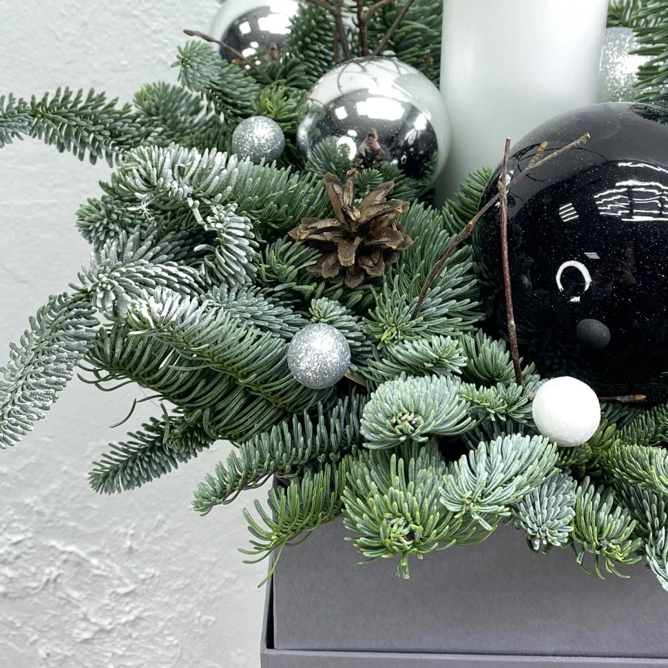 Новогодняя композиция из нобилиса, игрушек и новогодней свечи