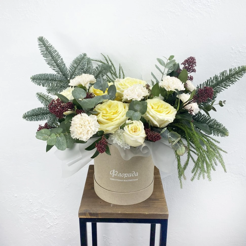 Новогодняя композиция из нобилиса, роз и гвоздики