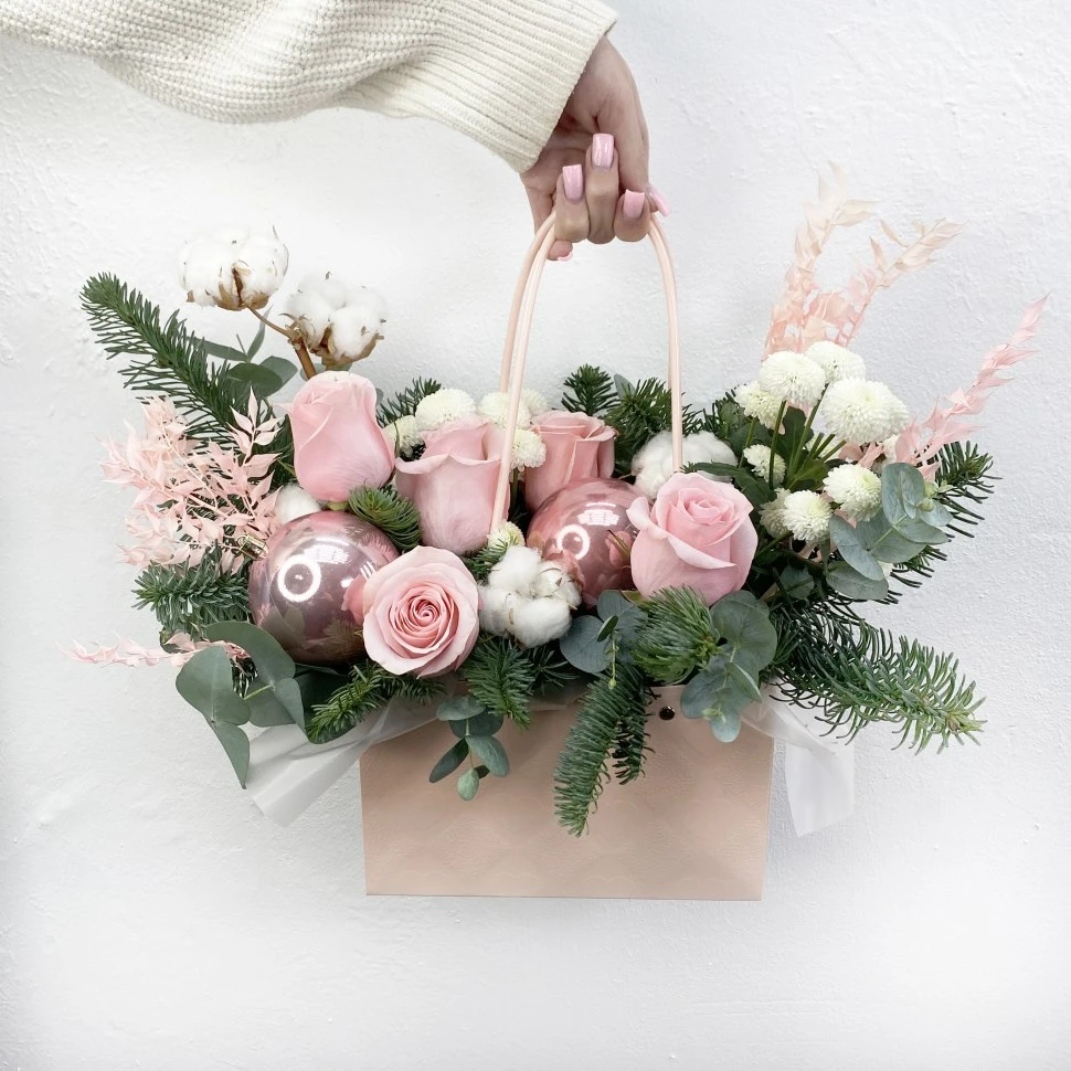 Новогодняя композиция с нобилисом и розой