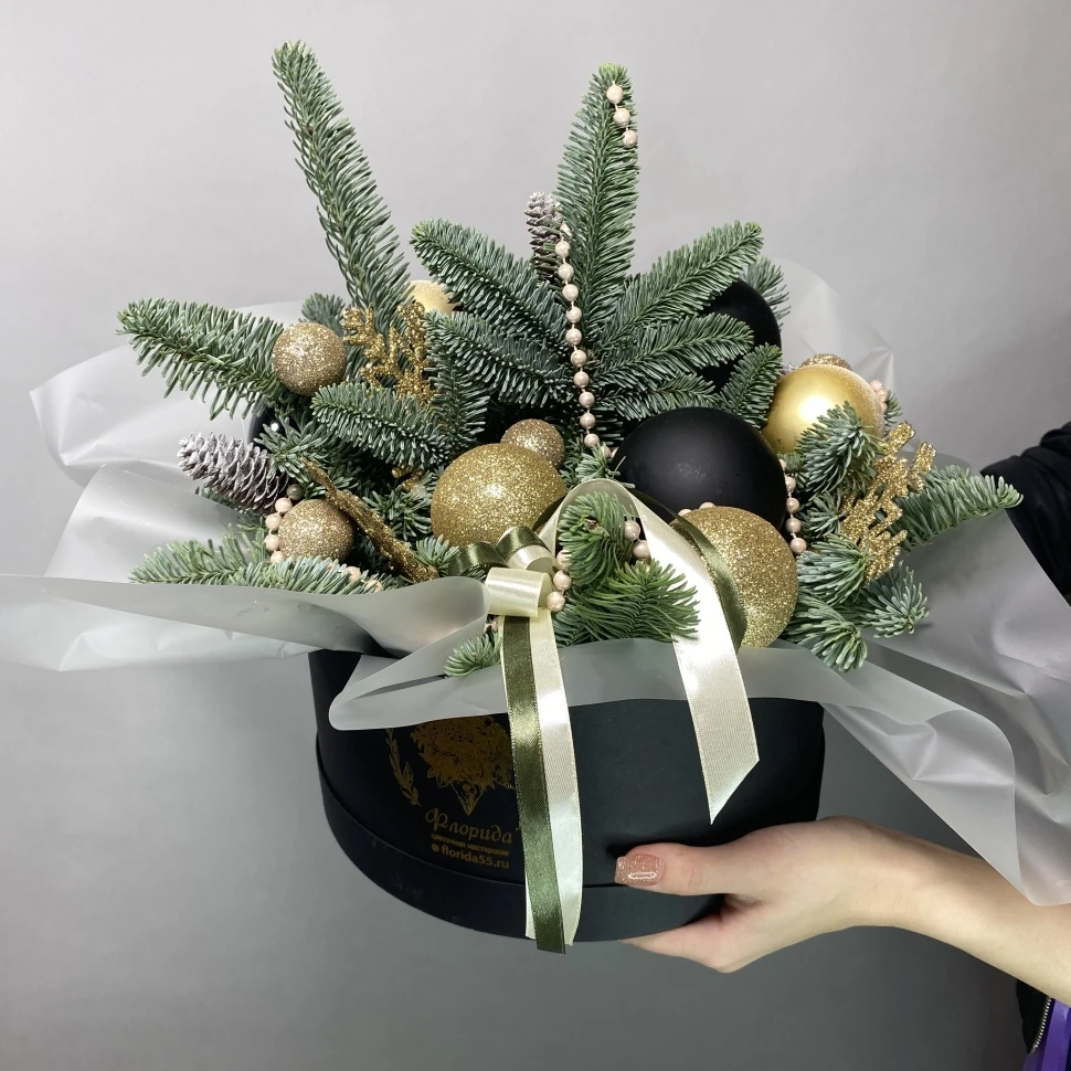 Новогодняя композиция с нобилисом и шарами