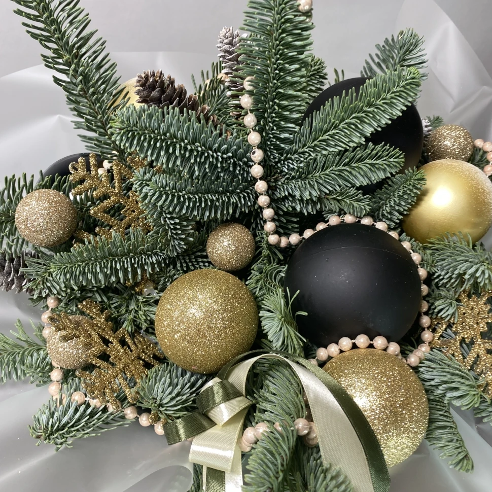 Новогодняя композиция с нобилисом и шарами