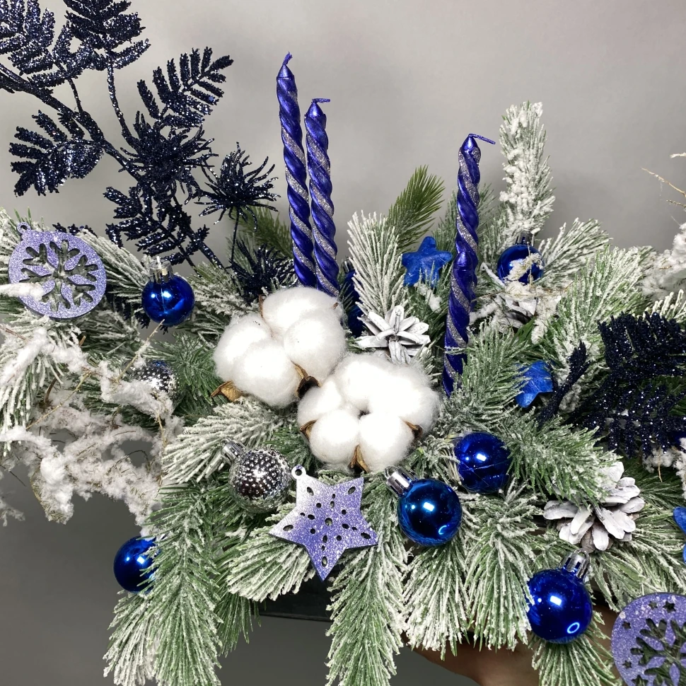 Новогодняя композиция с нобилисом, свечами и хлопком