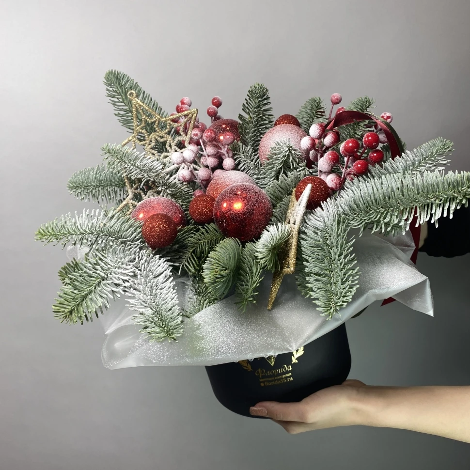 Новогодняя композиция с нобилисом, шарами и декором