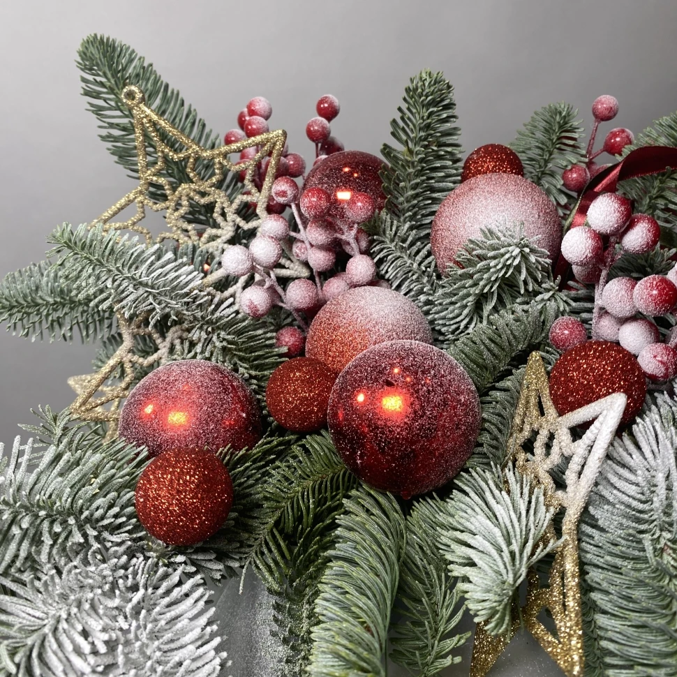 Новогодняя композиция с нобилисом, шарами и декором