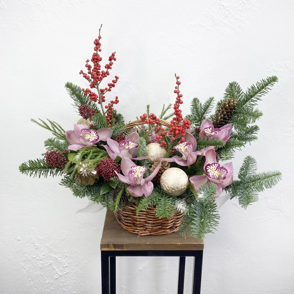 Новогодняя корзина с нобилисом, орхидеей и илексом