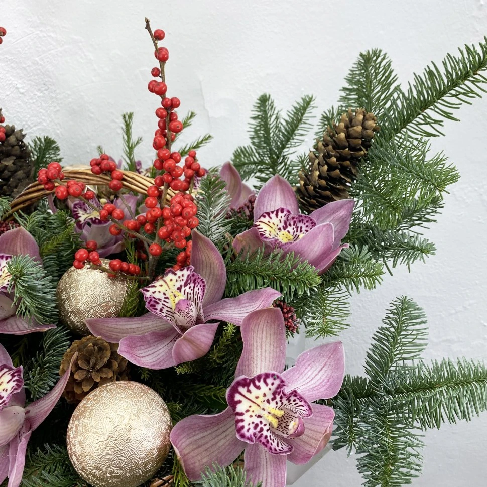 Новогодняя корзина с нобилисом, орхидеей и илексом