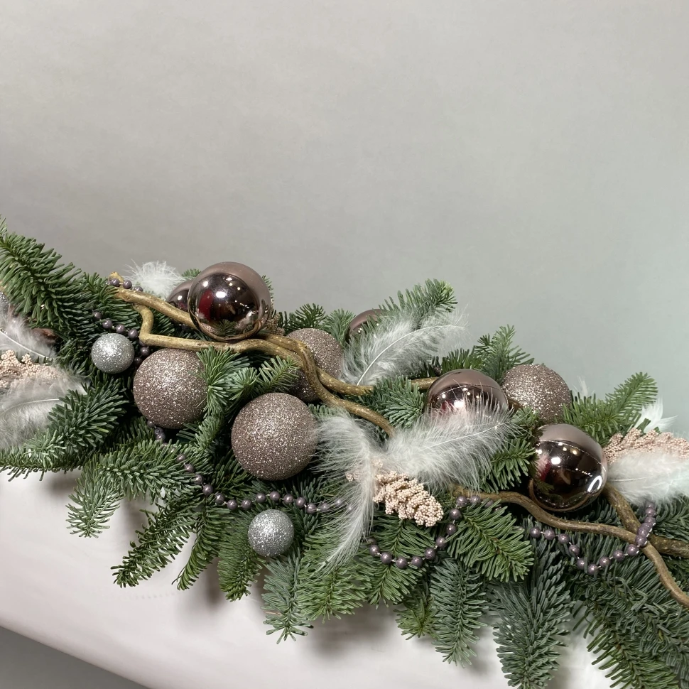 Новогодняя настольная композиция из нобилиса и декора в офис или на стол