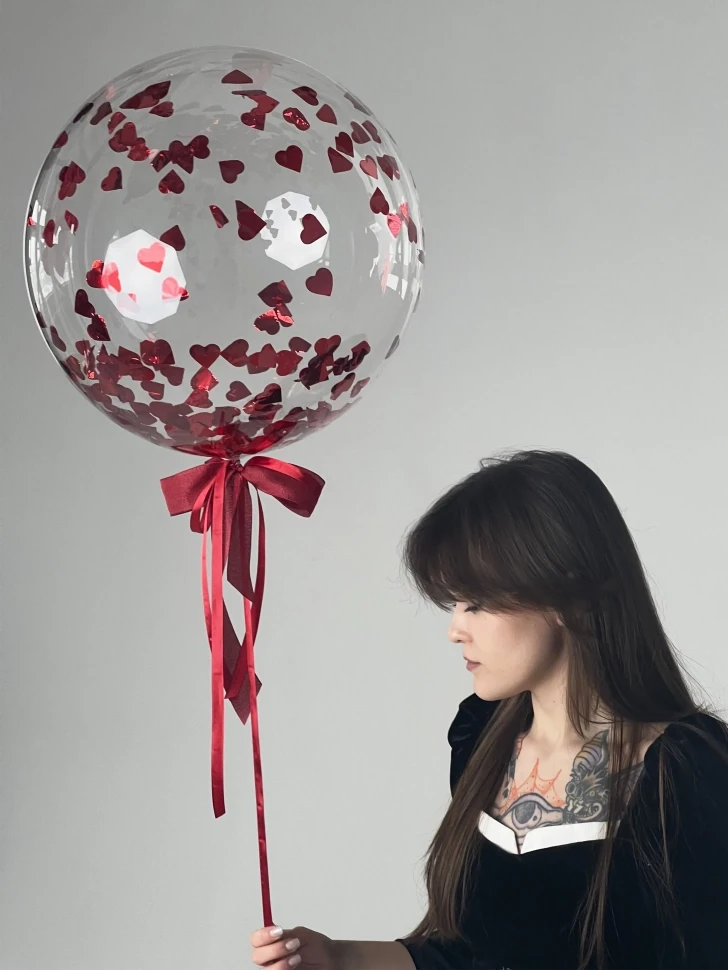 Шар круглый с наполнением сердцами и бантом