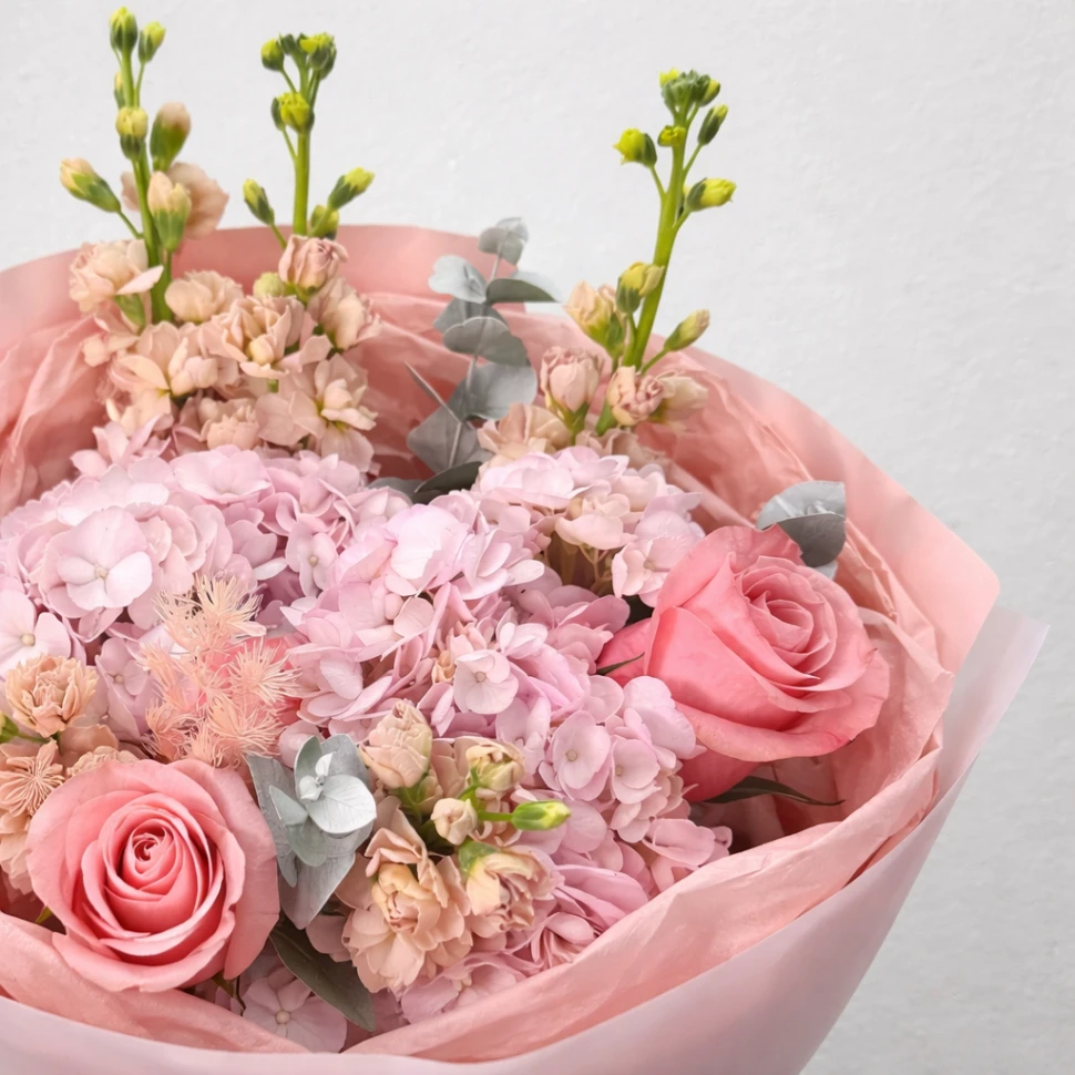 Букет из гортензии, маттиол, роз и эвкалипта