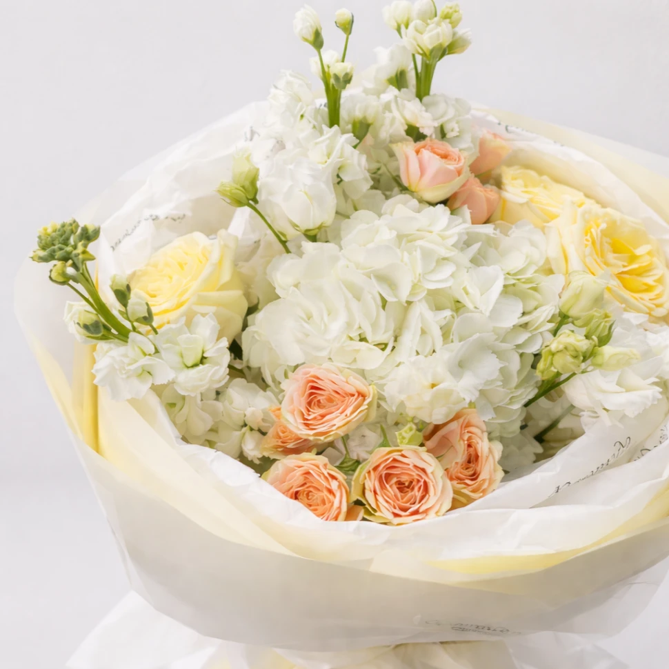 Букет из гортензии, роз и роз кустовых