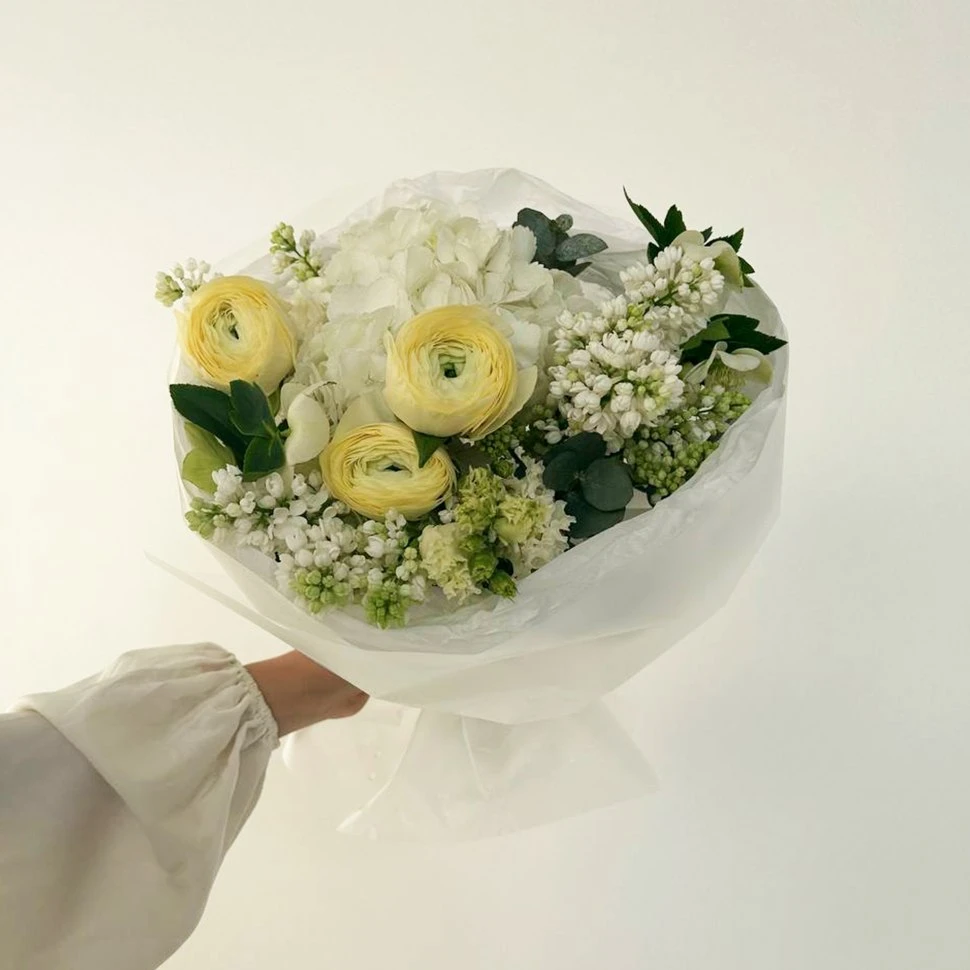 Букет из ранункулюсов, сирени, гортензии