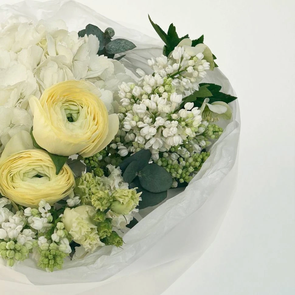 Букет из ранункулюсов, сирени, гортензии